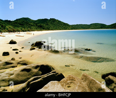 Les gens et les kayaks sur la plage sous le ciel bleu, Onetahuti Beach, Onetahuti Bay, North coast, Abel Tasman National Park, South Isl Banque D'Images