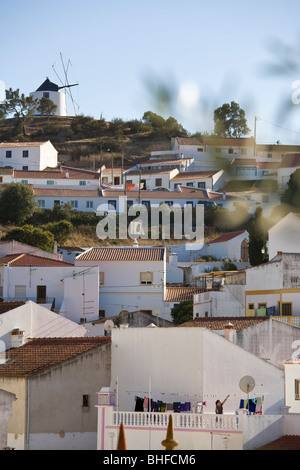 Vue sur le village, moulin à vent et ses maisons blanches sur une colline, Odeceixe, Algarve, Portugal Banque D'Images