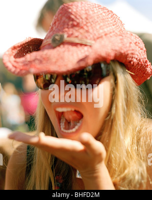 Young woman eating arbre vivant, mouche de l'Hokitika Wildfoods festival, Hokitika, île du Sud, Nouvelle-Zélande Banque D'Images