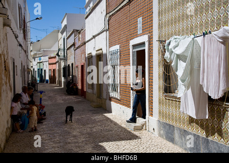 Les femmes et les enfants jouant dans les rues d'Olhao, Algarve, Portugal Banque D'Images