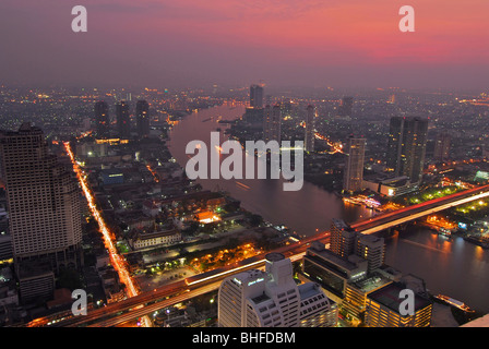 Vue du Restaurant Sirocco sur le sommet de l'Etat tour avec vue sur Bangkok et rivière Chao Praya, Lebua Hotel, Bangkok, Th Banque D'Images