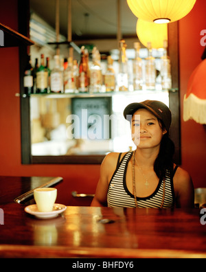Jeune serveuse au comptoir à café Fidels, Cuba Street 234, Wellington, Île du Nord, Nouvelle-Zélande Banque D'Images