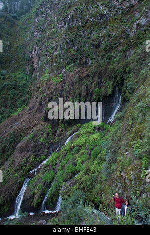 Deux randonnées près de la cascade, Galeria de Agua, fuente Marcos, Fuentes Marcos y Cordero, réserve naturelle, Parc Naturel de Banque D'Images