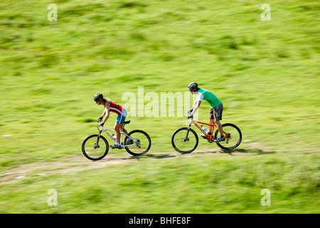 Man and Woman riding mountain bikes, Bavière, Allemagne, Spitzingsee Banque D'Images