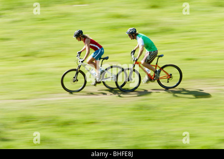 Man and Woman riding mountain bikes, Bavière, Allemagne, Spitzingsee Banque D'Images