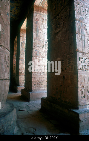 Dieux égyptiens gravés sur piliers, temple funéraire, Medinat Habu, Égypte, c12th siècle av. Artiste : Inconnu Banque D'Images