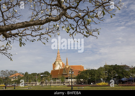 Hu Sen Park à l'ancienne Assemblée nationale sous le ciel assombri, Phnom Penh, Cambodge, Asie Banque D'Images