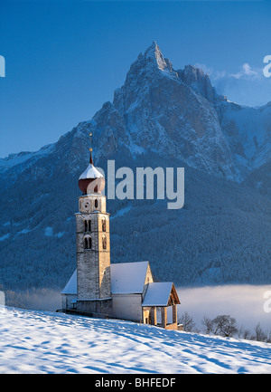 L'église de Saint Valentin sur une journée ensoleillée en hiver, Siusi, Tyrol du Sud, Italie, Europe Banque D'Images