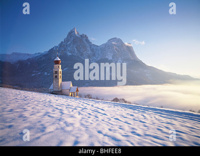 L'église de Saint Valentin sur une journée ensoleillée en hiver, Siusi, Tyrol du Sud, Italie, Europe Banque D'Images