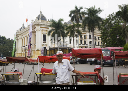 Conducteur de pousse-pousse à l'avant de l'opéra de Hanoi, Ha Noi, Vietnam, Asie Province Banque D'Images