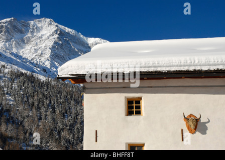 Le guesthouse Yak & Yeti en face de montagnes de neige au soleil, Sulden, Val Venosta, Tyrol du Sud, Italie, Europe Banque D'Images