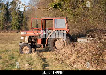 Tracteur Massey Ferguson dans le champ, l'Irlande Banque D'Images