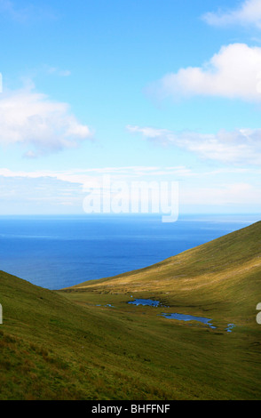 Vue sur les prairies et l'Atlantique, l'île d'Achill Head, l'île d'Achill, Comté de Mayo, Irlande, côte ouest, Europe Banque D'Images