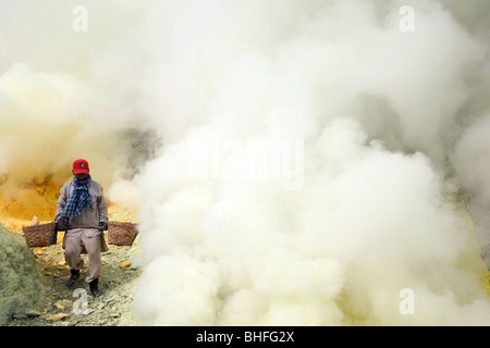 Kawah Ijen lac de soufre sur l'île de Java, Indonésie Banque D'Images