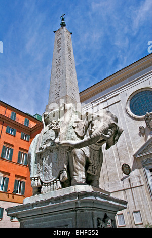 Obélisque du Bernin à Piazza della Minerva. Obélisque égyptien avec socle d'éléphants, Rome, Italie Banque D'Images