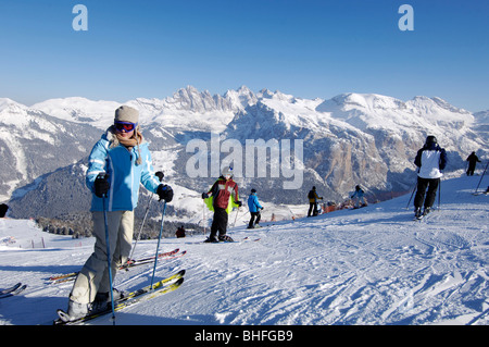Skieurs sur une piste de ski, paysage de montagne en hiver, Gherdëina, Geisler Puez Geisler, réserve naturelle, Val Gardena Banque D'Images