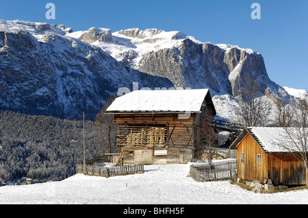 Maison de ferme et grange à foin dans un paysage d'hiver avec des montagnes de Puez, Abtei, Val Badia, vallée ladine, Gadertal, Tyrol du Sud, je Banque D'Images