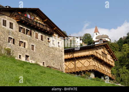 Ferme avec grange à foin, Voelser Oachner Aicha, sentiers, Voels am Schlern, Fie allo Sciliar, Tyrol du Sud, Italie Banque D'Images