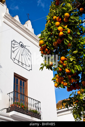 Suncial sur balcon à 'La Plaza de los Naranjos', Marbella (Costa del Sol) - Andalousie, Espagne Banque D'Images
