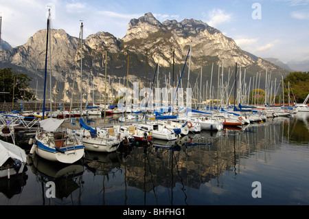 Bateaux au port de plaisance en face de montagnes dans la lumière du soleil, lac de Garde, Italie, Europe Banque D'Images