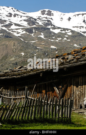 Chalet de montagne avec clôture en bois patiné en face de montagnes couvertes de neige, Schnals valley, Val Venosta, Tyrol du Sud, Italie, Euro Banque D'Images