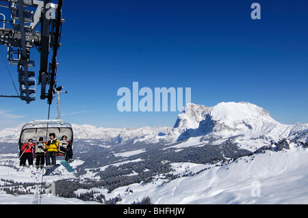 Les gens sur un télésiège en face de montagnes couvertes de neige, les Dolomites, le Tyrol du Sud, Italie, Europe Banque D'Images