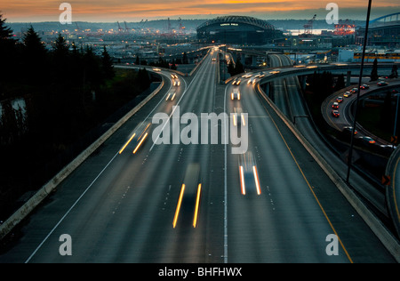 À partir de la 12ème rue Bridge à Seattle, Washington, le trafic de banlieue vers l'est sur l'autoroute I-90. Safeco Field/Qwest Field. Banque D'Images