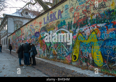 Lennonova zed le mur John Lennon le long Velkoprevorske namesti square Mala Strana Prague République Tchèque Europe Banque D'Images