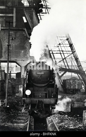 Pays de l'Ouest 34037 locomotive reconstruite Clovelly se détache de la coaler après avoir saisi neuf Elms jeter le 3 févr. 1967 Banque D'Images