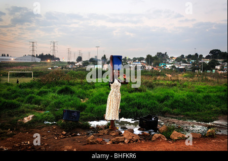 Une femme est considérée à Soweto, Afrique du Sud. Coupe du monde de football se déroulera en Afrique du Sud en 2010. Banque D'Images