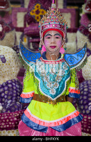 Exposition de fleurs, portrait de femme asiatique art floral gaily décoré, à bec, parade de chars d'exposition et de fleurs colorées ; 34th Chiang Mai Festival, Thaïlande Banque D'Images