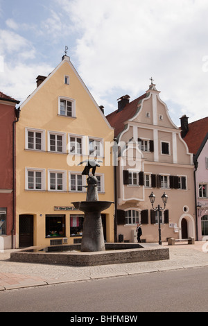 Donauworth, Bavière, Allemagne. Statue fontaine et à pignons en bâtiments clos historique ville bavaroise sur la Route Romantique route Banque D'Images