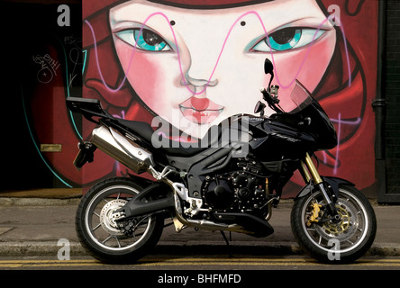 Moto Triumph Tiger parqué par le graffiti à Hoxton est de Londres. 2008 Banque D'Images