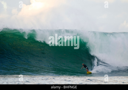 Tow-in surfeur sur Big Wave, New York Banque D'Images