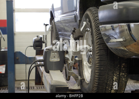 L'alignement des roues de haute technologie dans le service automobile shop Banque D'Images