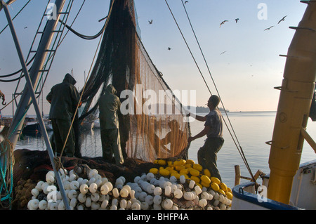 Les pêcheurs à Urla Harbour Izmir Turquie Banque D'Images