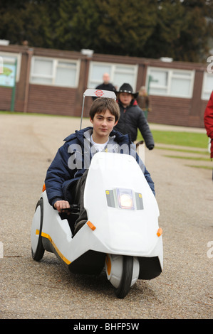 Jeune homme au volant d'un Sinclair C5 à trois roues électrique de son 25e anniversaire Banque D'Images