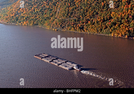 Tug boat avec des barges sur la rivière Hudson, New York Banque D'Images