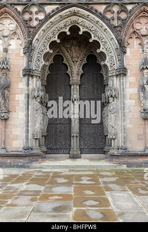 D'énormes portes en chêne de la grande porte de l'Ouest à la Cathédrale de Lichfield en Angleterre,personnel. Banque D'Images