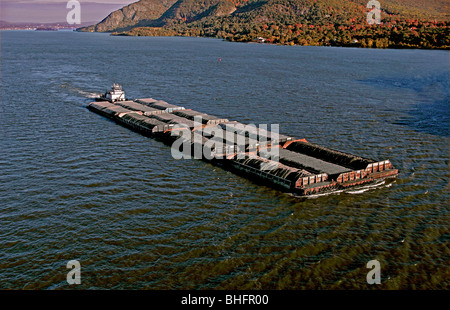 Tug boat avec des barges sur la rivière Hudson, New York Banque D'Images