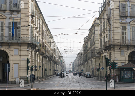 Vue vers le bas Via Po de la Piazza Castello, dans le centre-ville historique, Turin, Piémont, Italie Banque D'Images