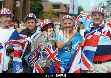 Groupe patriotique avec l'Union Jack drapeaux et chapeaux à Eaton d'accueillir des militaires britanniques de retour d'Afghanistan Banque D'Images