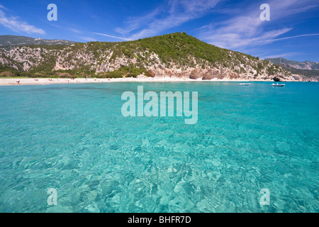 Plage Cala Luna vide, Sardaigne, île de l'Italie. Eau bleu clair dans la baie de Cala Luna, Mer Méditerranée. Banque D'Images