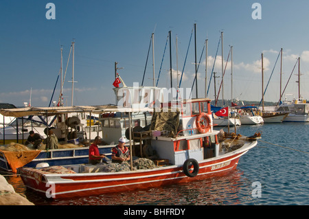 Bateau de pêche au port d'Urla Izmir Turquie Banque D'Images