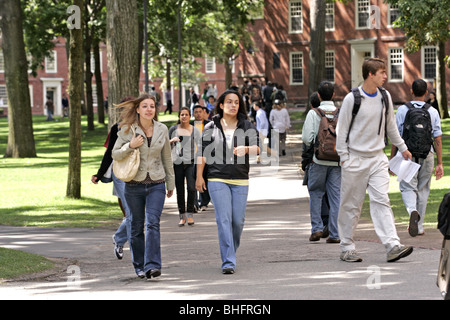Les étudiants de la Harvard Yard Boston Cambridge Banque D'Images