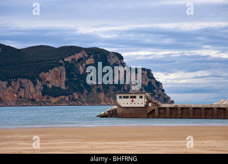 Siège de l'ancien bâtiment de la Croix Rouge espagnole sur la plage de Laredo, Cantabrie, Espagne Banque D'Images