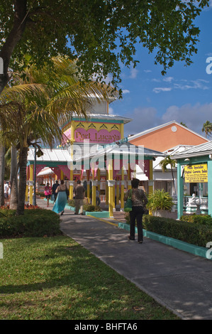 Touristes passent une agréable journée de shopping à Port Lucaya, aux Bahamas. Banque D'Images