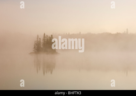 Brumes matinales sur Kenny Lake, Lake Superior Provincial Park, Ontario, Canada Banque D'Images