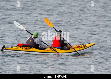 Deux amis kayak dans l'océan Pacifique-Victoria, Colombie-Britannique, Canada. Banque D'Images