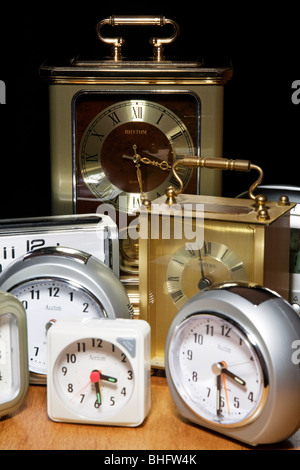 Une collection d'horloges assortis. Banque D'Images